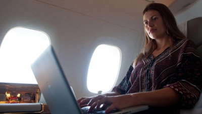 An Bord mit dem Laptop ins Internet? Das ist oft kostspielig, wenn es überhaupt geht. (Foto: Klaus-Dietmar Gabbert/dpa-tmn)