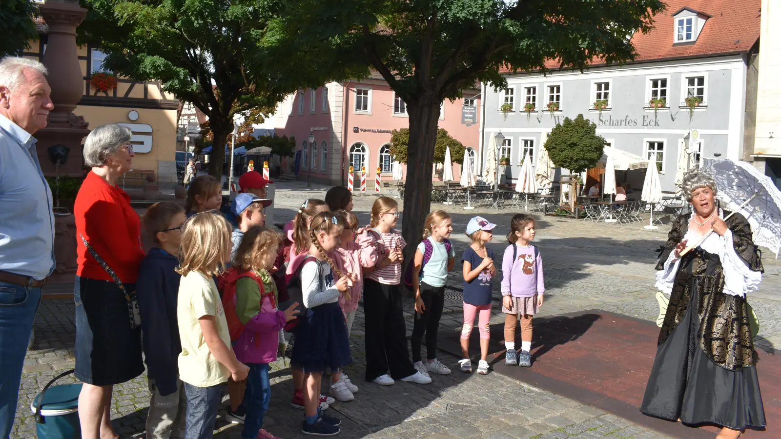 Gästeführerin Claudia Hirschlach (rechts) schlüpfte in die Rolle der Markgräfin Wilhelmine von Bayreuth und informierte Mädchen und Jungen im Rahmen des von den Freunden von Montespertoli angebotenen Ferienprogrammangebots über das Leben der edlen Dame. (Foto: Ute Niehaus )