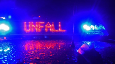 Neun Feuerwehren haben nach dem Verkehrsunfall unterstützt. (Symbolbild)  (Foto: Stefan Puchner/dpa)