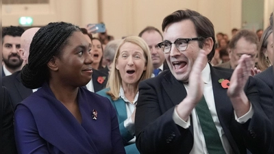 Kemi Badenoch - hier neben ihrem jubelnden Ehemann Hamish Badenoch - soll die konservativen Tories aus der Misere führen. (Foto: Stefan Rousseau/PA Wire/dpa)