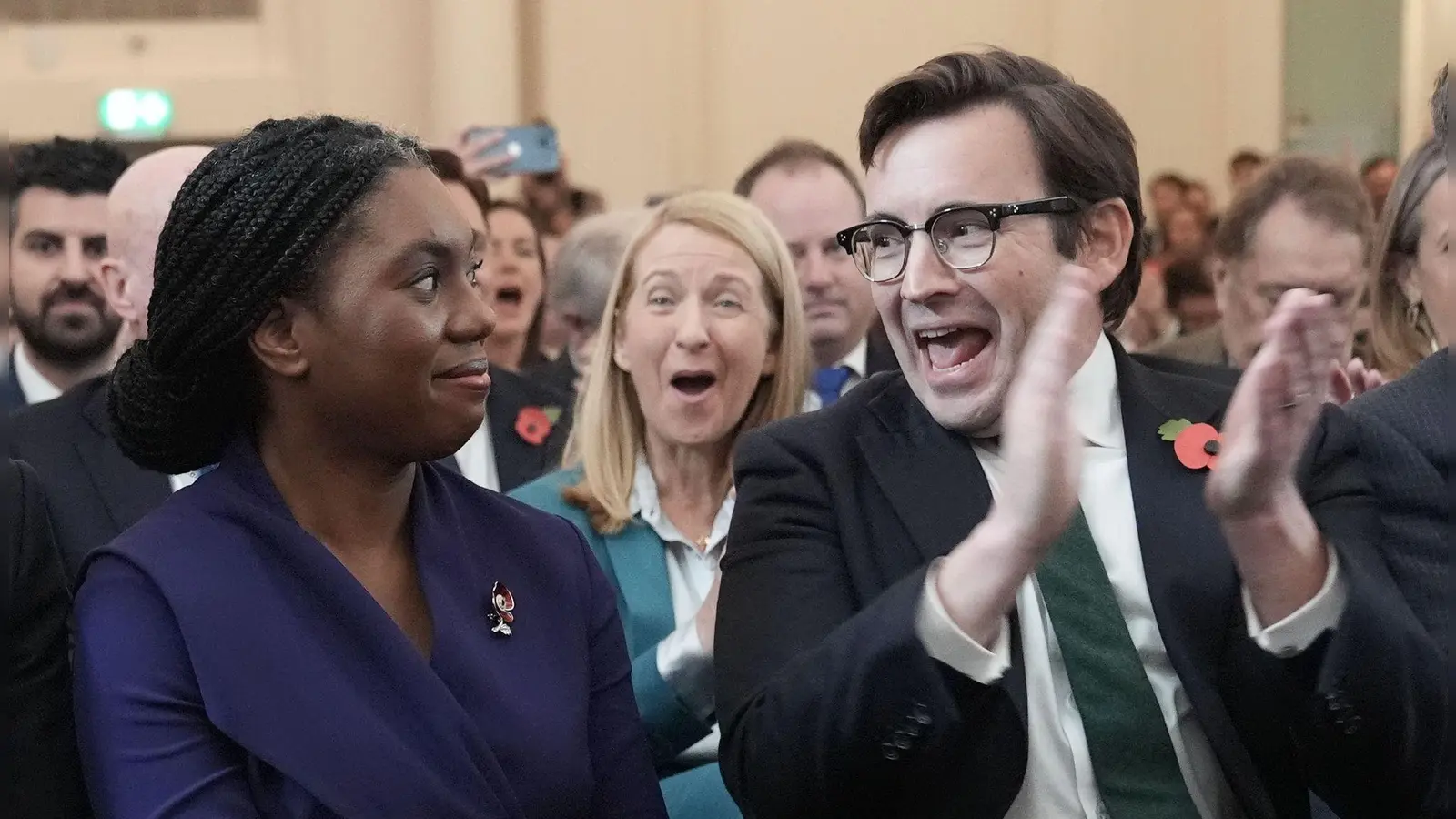 Kemi Badenoch - hier neben ihrem jubelnden Ehemann Hamish Badenoch - soll die konservativen Tories aus der Misere führen. (Foto: Stefan Rousseau/PA Wire/dpa)