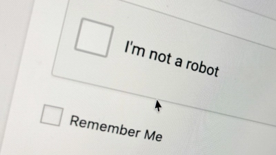 Perfide Masche: Alarmiert sollte man sein, wenn ein Captcha zu ungewöhnlichen Interaktionen auffordert, etwa dem Drücken bestimmter Tastenkombinationen. (Foto: Franziska Gabbert/dpa-tmn)