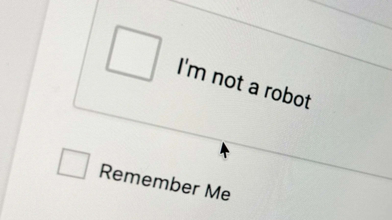 Perfide Masche: Alarmiert sollte man sein, wenn ein Captcha zu ungewöhnlichen Interaktionen auffordert, etwa dem Drücken bestimmter Tastenkombinationen. (Foto: Franziska Gabbert/dpa-tmn)