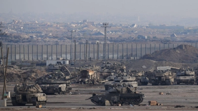 Panzer und anderes Militärgerät befeuern die Klimakrise - doch ihre Emissionen müssen nicht gemeldet werden.  (Foto: Ohad Zwigenberg/AP/dpa)