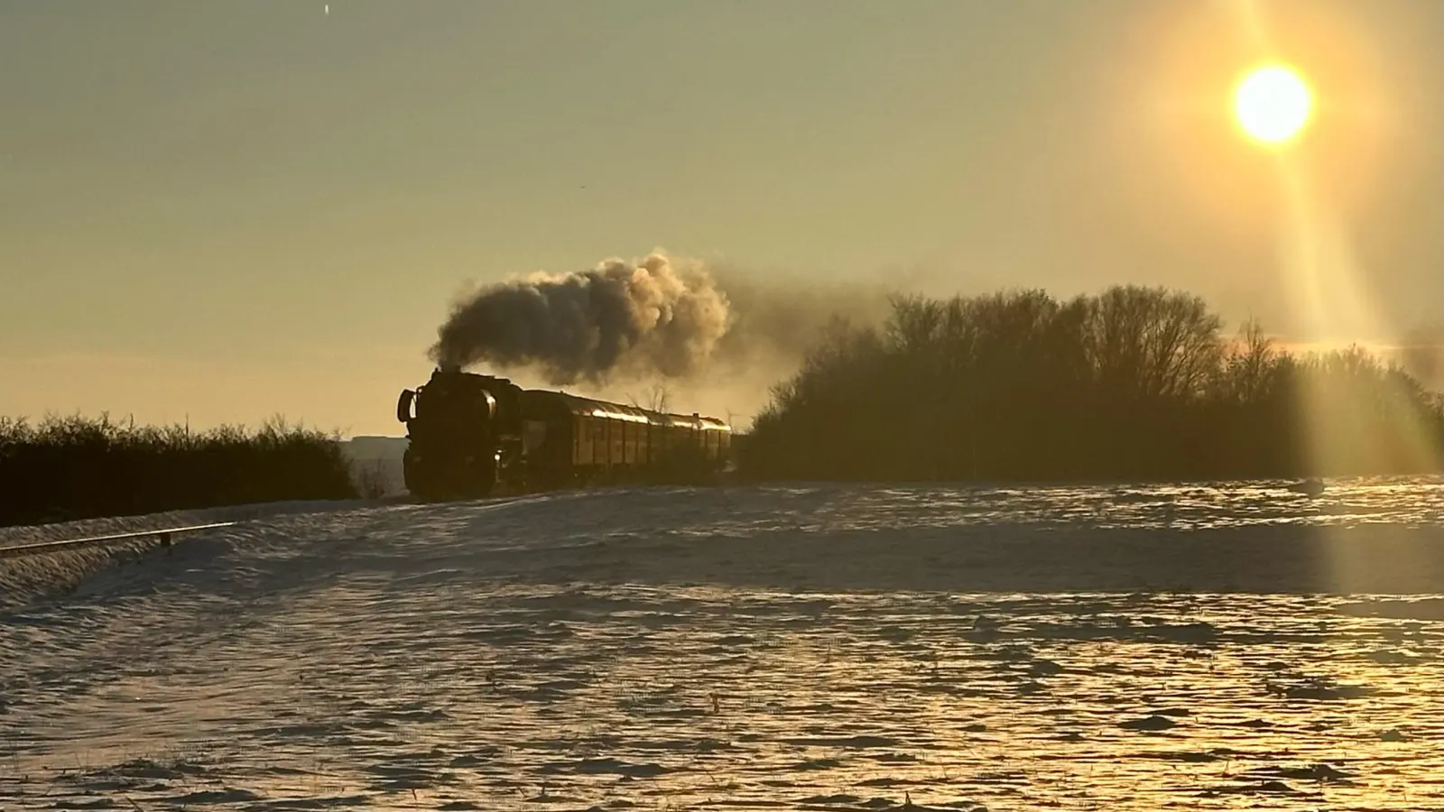 Der Dampfzug der Fränkischen Museums-Eisenbahn auf der Rückfahrt zwischen Rothenburg und Steinach. (Foto: Fränkische Museums-Eisenbahn/Th. Hörber)