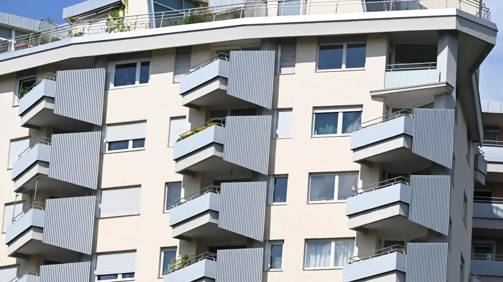 In Stuttgart sind Wohnimmobilienpreise vergleichsweise stark zurückgegangen. (Archivbild) (Foto: Bernd Weißbrod/dpa)
