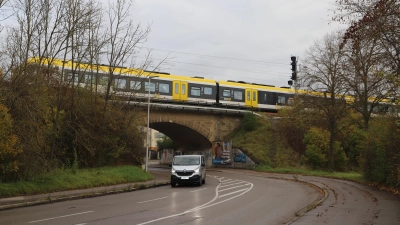 Über der Schalkhäuser Straße passieren die Züge. Noch bleibt keiner fahrplangemäß stehen. In einigen Jahren aber könnte in diesem Bereich ein Bahnhalt für Ansbach Realität werden, anders als auf dem Bild dann für S-Bahn-Züge der Linie 4 zwischen Nürnberg und Dombühl. (Foto: Oliver Herbst)