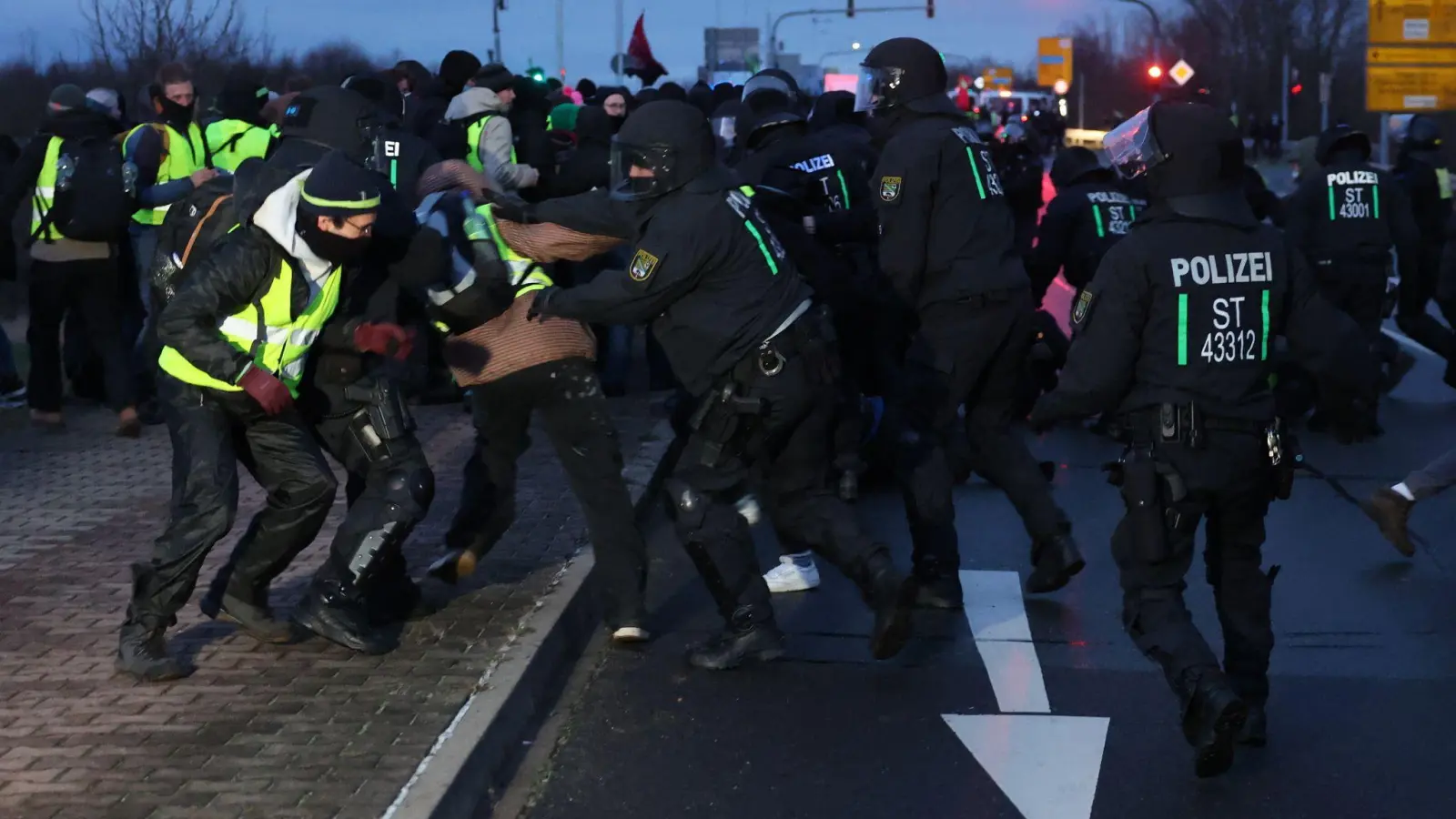 In Riesa werden Tausende Demonstranten gegen den Bundesparteitag der AfD erwartet.  (Foto: Jan Woitas/dpa)