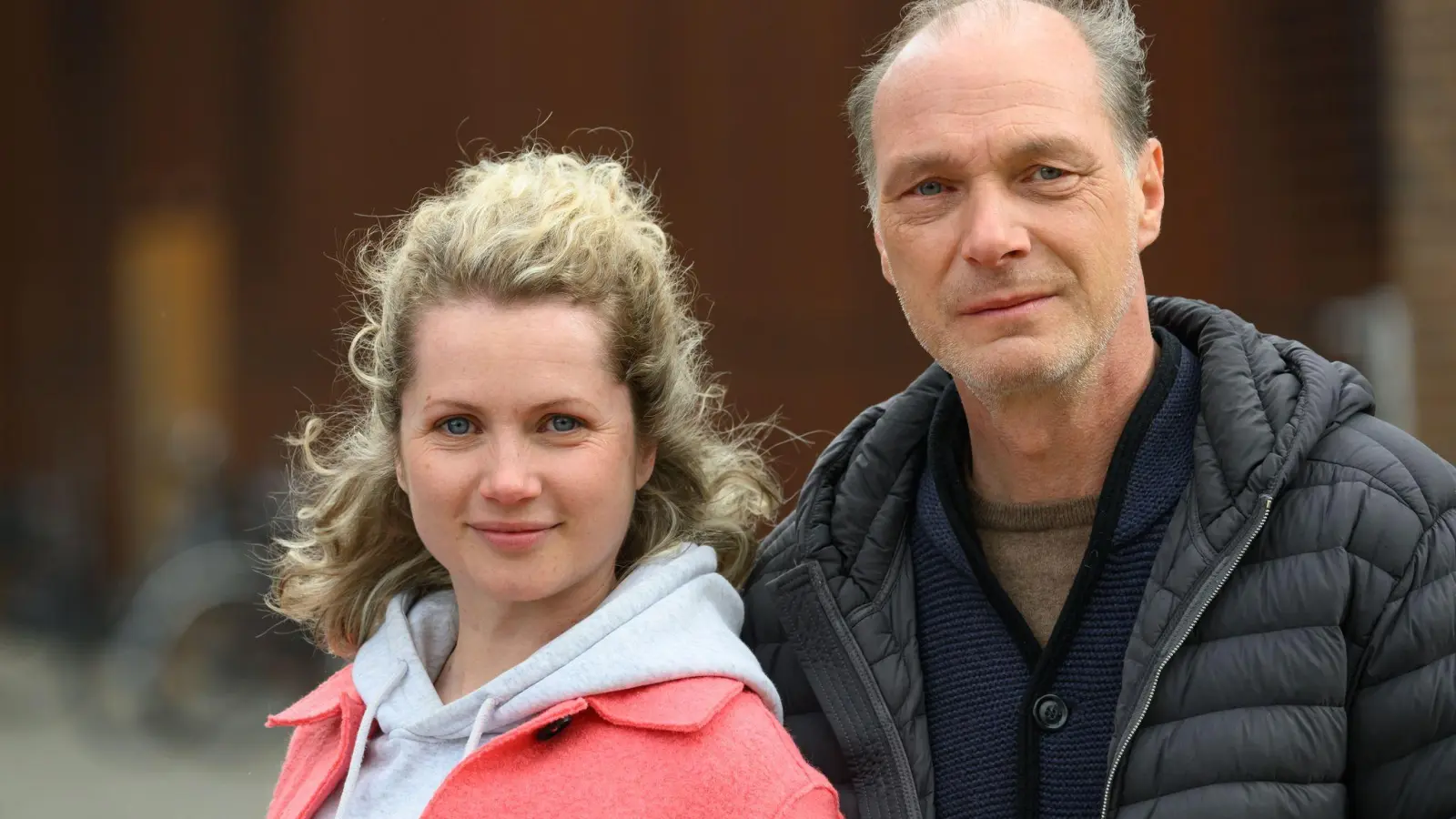 Die Schauspielerin Cornelia Gröschel und der Schauspieler Martin Brambach - hier bei Dreharbeiten zu einem MDR-„Tatort“, der in etwa einem Jahr zu sehen sein soll. (Foto: Robert Michael/dpa)