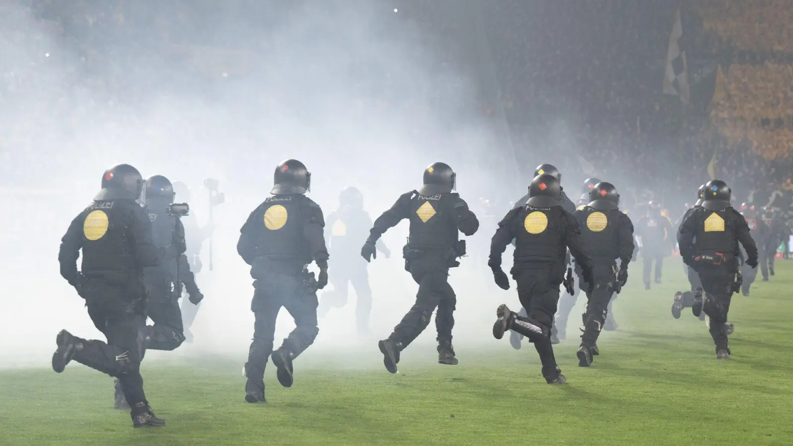 Die Polizei versuchte, Dynamo-Fans wieder in ihren Block zurückzudrängen. (Foto: Sebastian Kahnert/dpa)