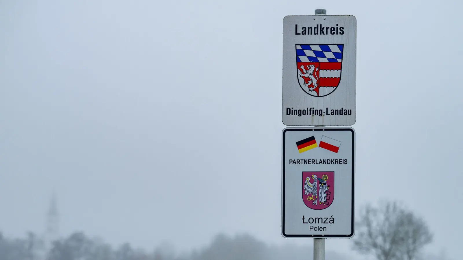 „Landkreis Dingolfing-Landau“ steht neben dem Wappen des Landkreises.  (Foto: Armin Weigel/dpa)