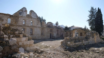 Nur einige Mauern der Kirche hielten dem verheerenden Beben stand (Foto: Mirjam Schmitt/dpa)