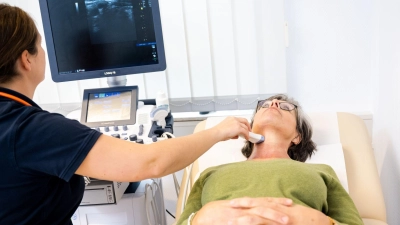 Wie geht es der Schilddrüse? Darüber geben Blutwerte wie der TSH-Wert Auskunft. Ebenfalls wichtiger Teil der Diagnostik: eine Ultraschalluntersuchung des Organs.  (Foto: Benjamin Nolte/dpa-tmn)