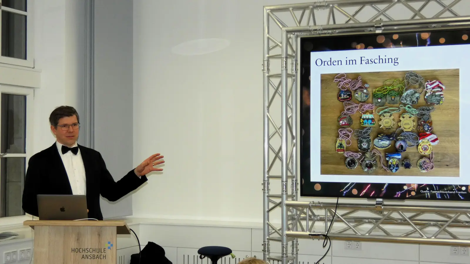 Dr. Sebastian Engel referierte beim Campus-Talk zum Thema „Zwischen Narren und Nettoertrag – Was unser Innovationsmanagement vom Fränkischen Fasching lernen sollte“. (Foto: Karl-Heinz Gisbertz)