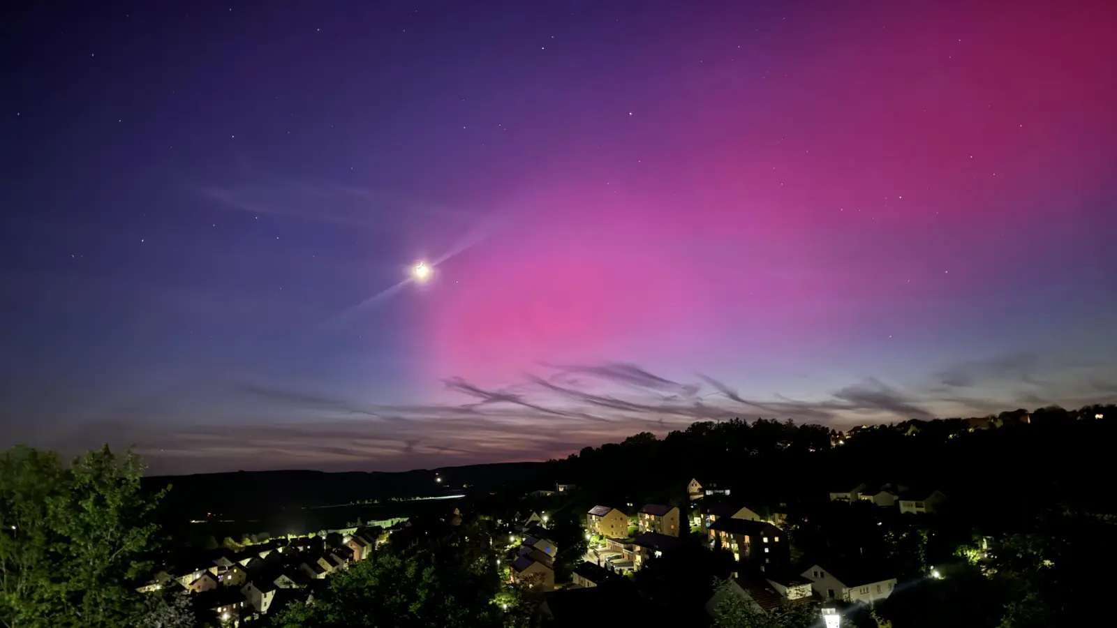 So sah der illuminierte Nachthimmel über Feuchtwangen aus. Das Foto hat Maria Binder gemacht. (Foto: Maria Binder)