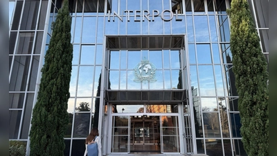 Sitz von Interpol in Lyon (Archivbild). Vor mehr als 20 Jahren wurde ihre Leiche in einer Regentonne in Frankreich gefunden - nun ist die Frau identifiziert und ein Verdächtiger geschnappt. (Foto: Rachel Sommer/dpa)