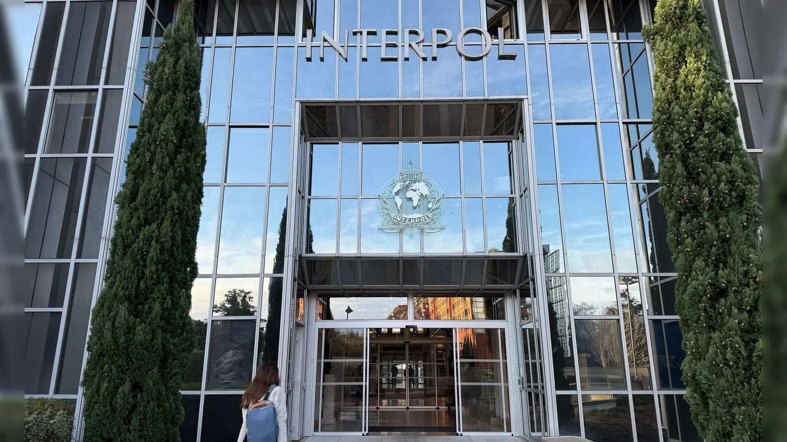 Sitz von Interpol in Lyon (Archivbild). Vor mehr als 20 Jahren wurde ihre Leiche in einer Regentonne in Frankreich gefunden - nun ist die Frau identifiziert und ein Verdächtiger geschnappt. (Foto: Rachel Sommer/dpa)