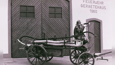 Ihre alte Spritze hielt die Feuerwehr lange in Ehren. Das Foto entstand 1982 vor dem damals noch recht neuen Gerätehaus. (Foto: Freiwillige Feuerwehr Dombühl)