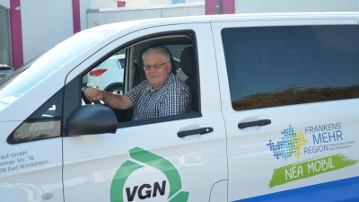 Altlandrat Helmut Weiß fährt mittlerweile auch das „NEA-Mobil”. Ein paar Mal im Monat kutschiert er Menschen durch die Gegend. (Foto: Christa Frühwald)