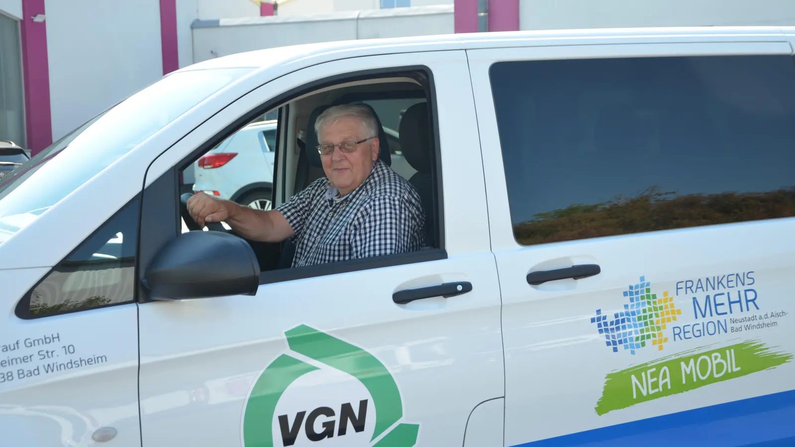 Altlandrat Helmut Weiß fährt mittlerweile auch das „NEA-Mobil”. Ein paar Mal im Monat kutschiert er Menschen durch die Gegend. (Foto: Christa Frühwald)