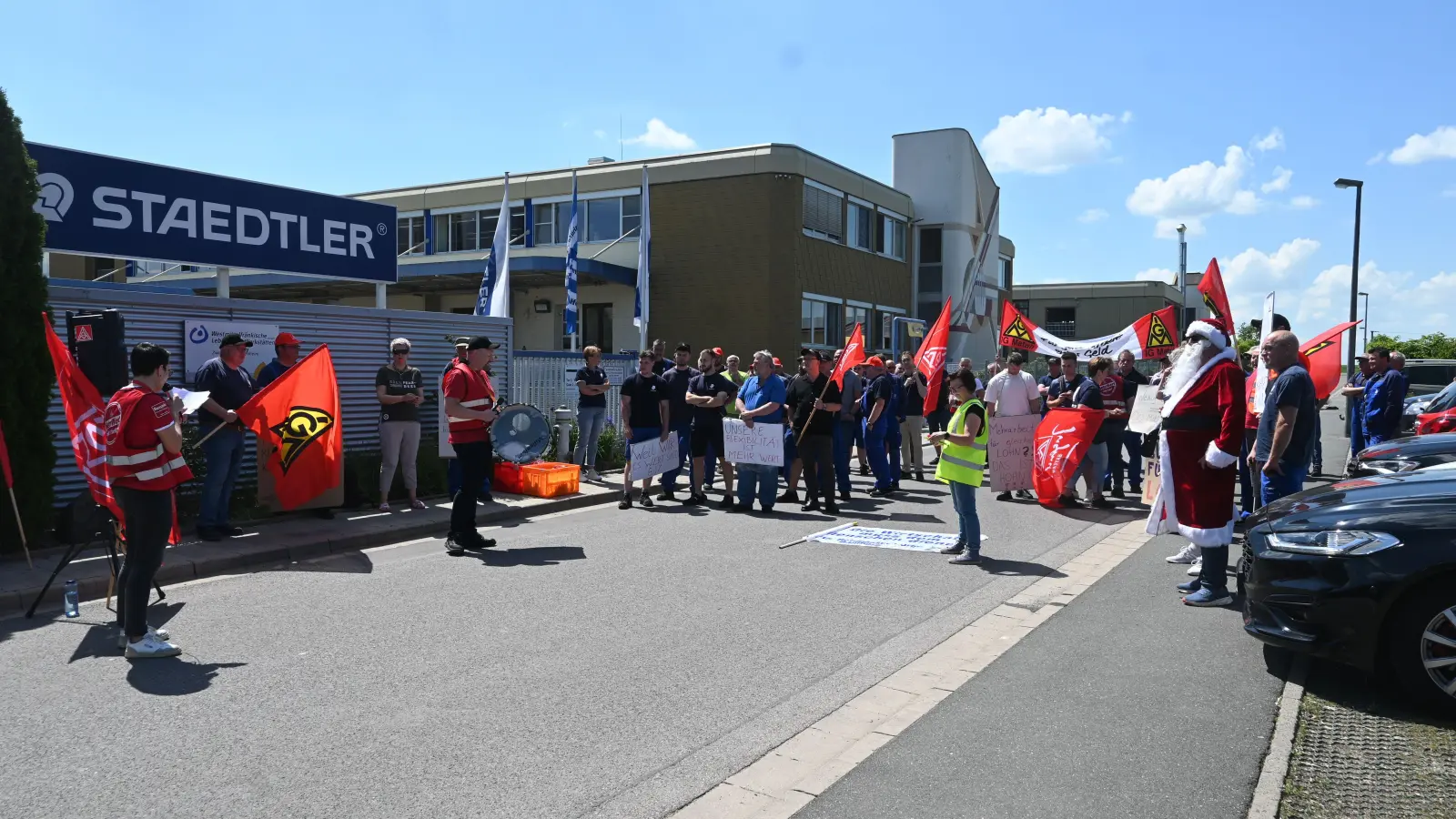 „Mehrarbeit für gleichen Lohn?! Das ist Hohn!!!“, stand auf einem der Plakate, mit dem sich gestern die Staedtler-Beschäftigten in Sugenheim zum Warnstreik vor dem Werkstor positionierten. (Foto: Judith Marschall)