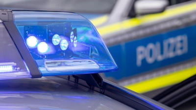 Wegen eines medizinischen Problems kam ein 29-Jähriger in Ansbach von der Straße ab. (Symbolbild: Daniel Karmann/dpa)