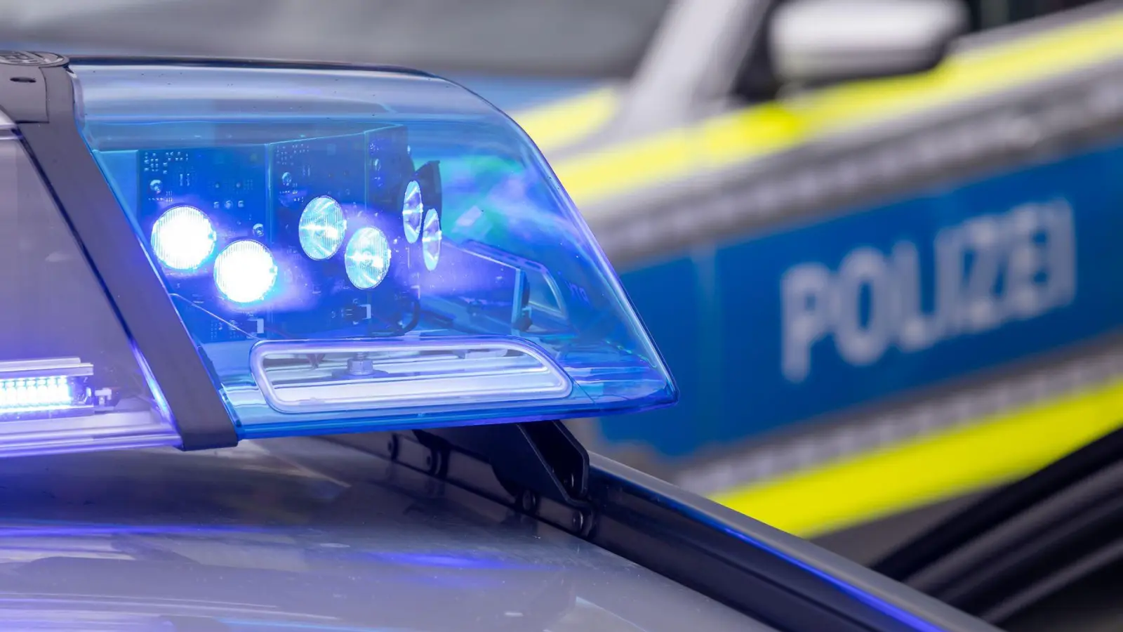 Wegen eines medizinischen Problems kam ein 29-Jähriger in Ansbach von der Straße ab. (Symbolbild: Daniel Karmann/dpa)