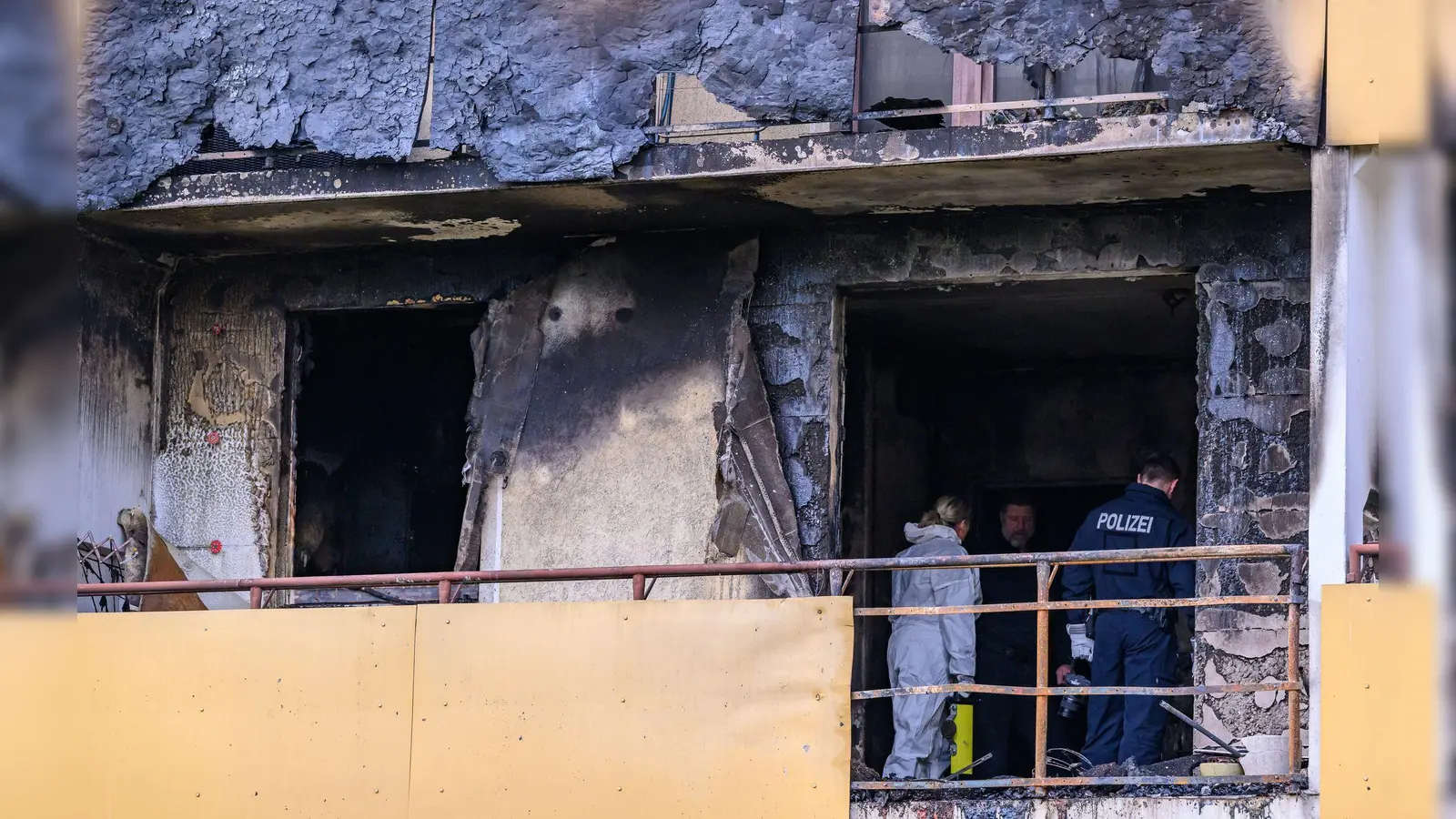 Die Kriminalpolizei will die Ursache des Brandes klären, bei dem drei Menschen ums Leben kamen.  (Foto: Patrick Pleul/dpa)