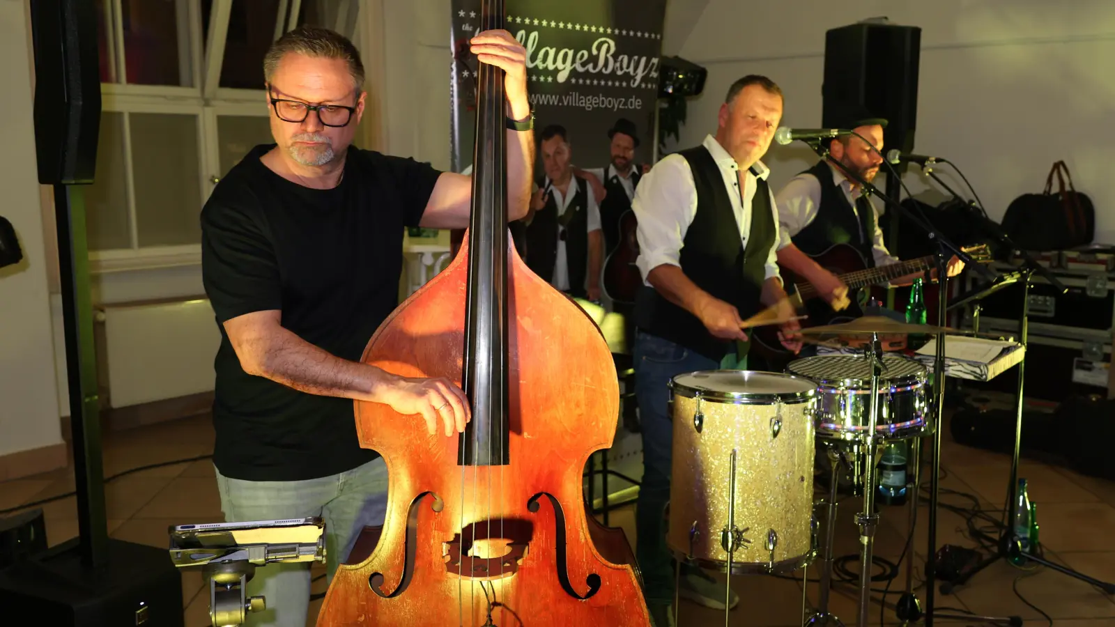 Wer spielte hier überhaupt? Die „Village Boyz” gaben alles von Swing bis Rock'n'Roll zum Besten. (Foto: Zeynel Dönmez)