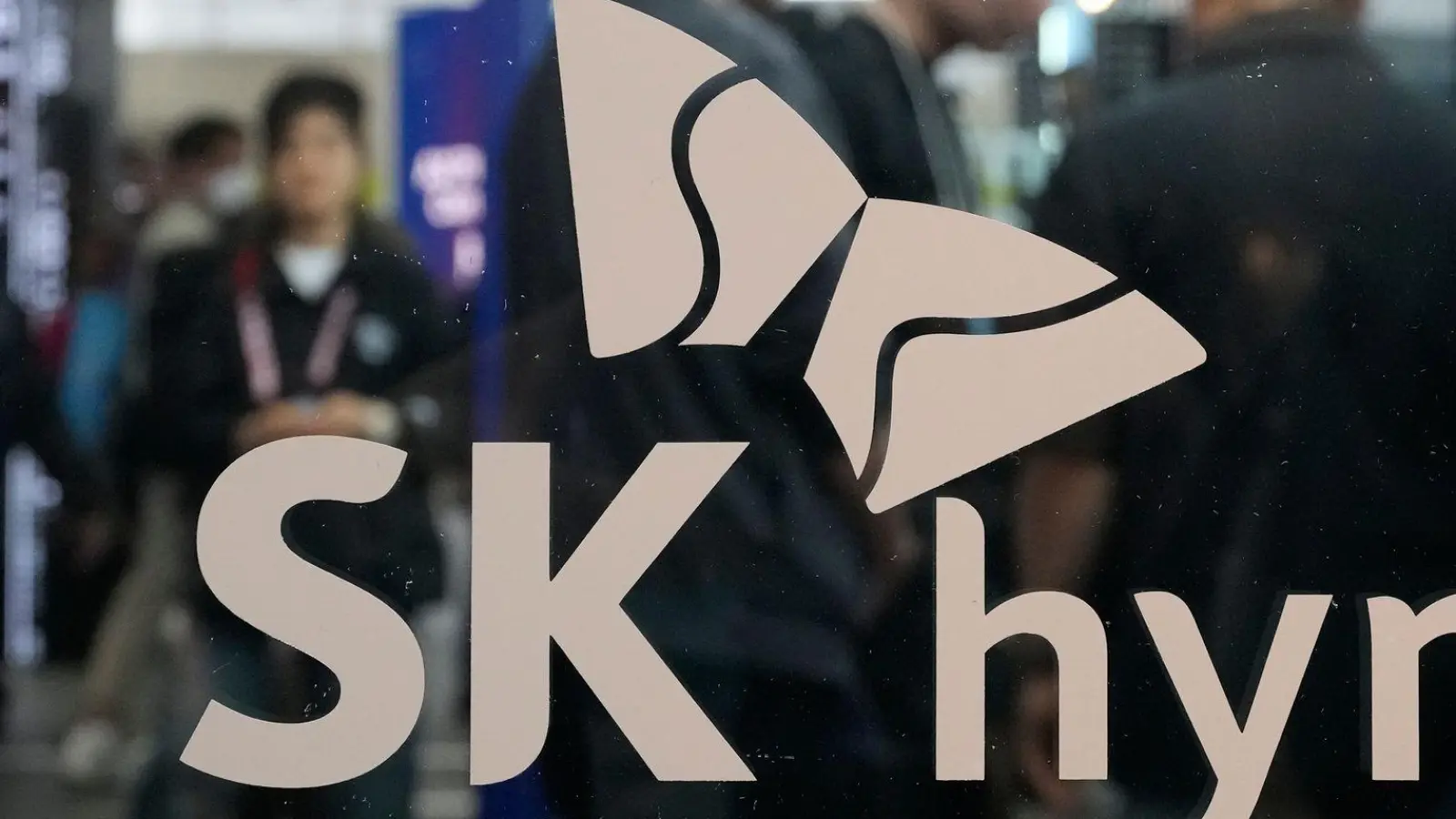 SK Hynix, der Speicherspezialist aus Südkorea, profitiert vom Boom der Künstlichen Intelligenz. (Symbolbild) (Foto: Ahn Young-joon/AP/dpa)