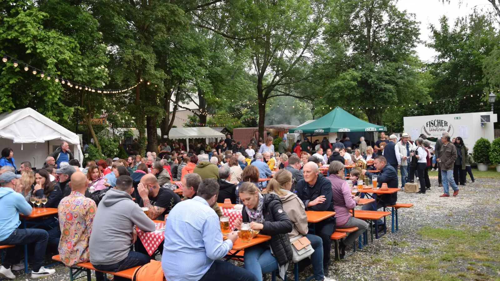 Zum Altstadtfest verwandelt sich die Ziegenwiese in das Kulturgärtla. Die Menschen geießen die lauschige Atmosphäre im Grünen. (Foto: F. Schwab)