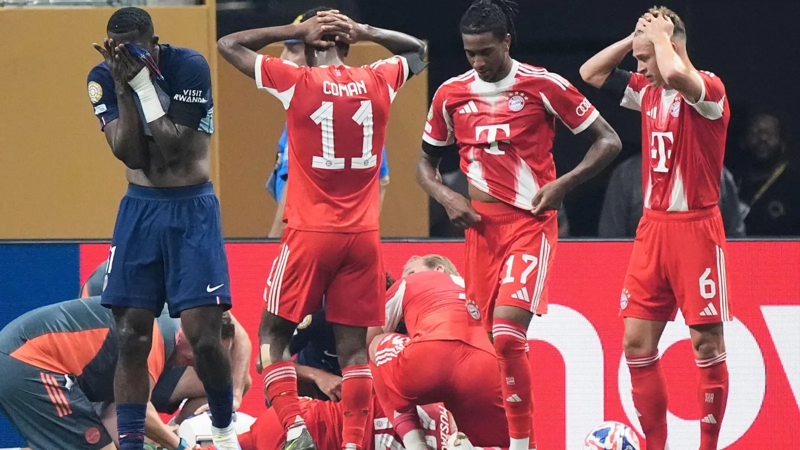 Der Schock nach der Verletzung von Jamal Musiala saß bei Gegen- und Mitspielern tief. (Foto: Mike Stewart/AP/dpa)
