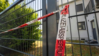Am Tag nach dem Fund der Leichen blieb das Gelände zunächst gesperrt.  (Foto: Stefan Puchner/dpa)
