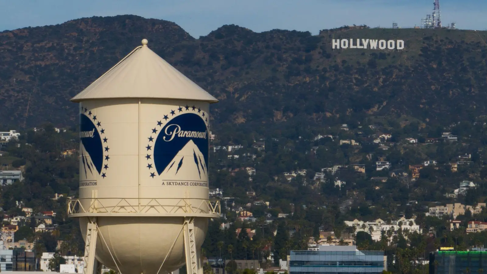 Der Wasserturm von Paramount Pictures ist zu sehen, mit dem Hollywood-Schild in der Ferne. (Archivbild) (Foto: Jae C. Hong/AP/dpa)