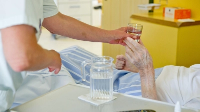 Hitze wie in diesen Tagen ist ein erhebliches Gesundheitsrisiko. (Archivbild) (Foto: Daniel Karmann/dpa)
