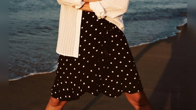 Lässig wird Polka-Dot-Look bei Gant in Kombination mit einer weiten Hemdbluse (Rock ca. 150 Euro, Bluse ca. 130 Euro). (Foto: Gant/dpa-tmn)