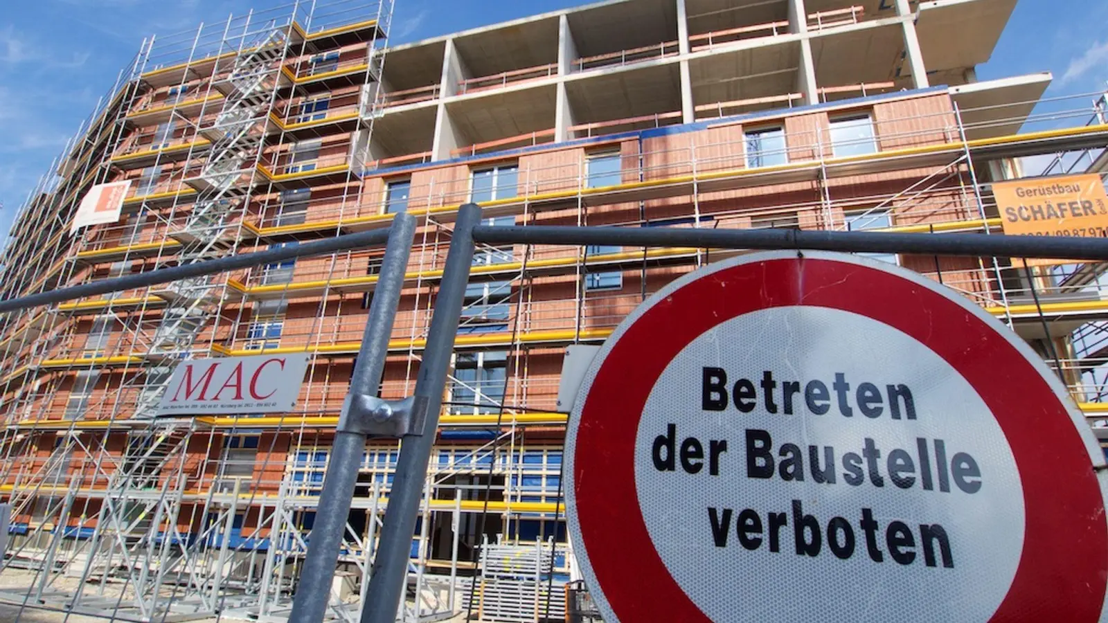 Eine Baustelle in München - die Baukosten sind massiv gestiegen. (Archivbild) (Foto: Carsten Hoefer/dpa)