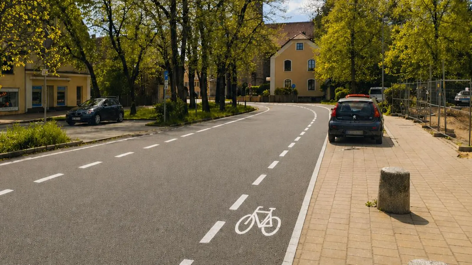 So könnte das Ergebnis aussehen: Auf diesem Bild wurden mittels Fotomontage die Radschutzstreifen in der Neuendettelsauer Bahnhofstraße visualisiert. (Foto: Julia Stahl)
