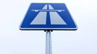 Auf der A7 war am Feiertag jede Menge los. (Symbolbild: Friso Gentsch/dpa)