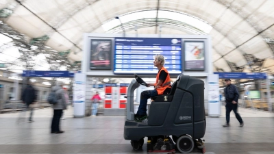 Beim Frühjahrsputz der Bahn sollen dieses Jahr doppelt so viele Stationen gereinigt werden wie sonst. (Archivbild) (Foto: Sebastian Kahnert/dpa)