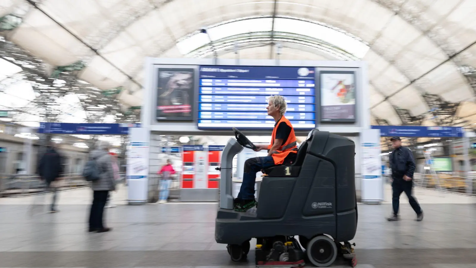 Beim Frühjahrsputz der Bahn sollen dieses Jahr doppelt so viele Stationen gereinigt werden wie sonst. (Archivbild) (Foto: Sebastian Kahnert/dpa)