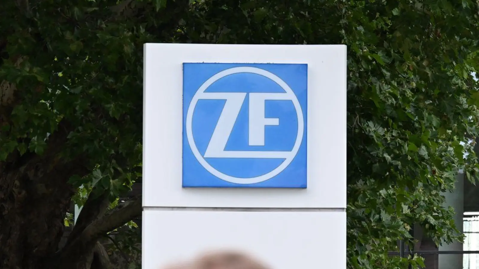 Der Autozulieferer ZF muss sparen (Foto- aktuell) (Foto: Felix Kästle/dpa)