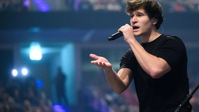 Wincent Weiss ist glücklich - und singt darüber. (Archivbild) (Foto: Julian Stratenschulte/dpa)