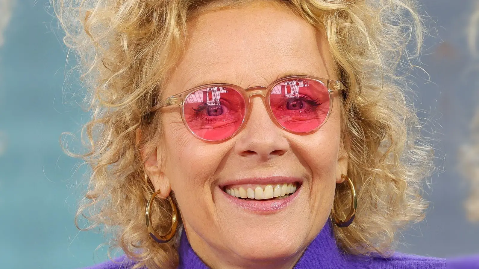 Schauspielerin Katja Riemann im vergangenen Jahr mit rosaroter Brille auf der Leipziger Buchmesse. Bei allgemeiner Krisenstimmung liegen bunte und optimistische Farben in diesem Jahr laut Augenoptik-Industrie besonders im Trend. (Archivbild) (Foto: Jan Woitas/dpa)