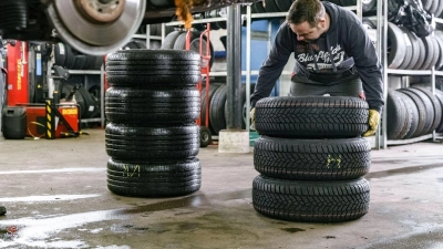 Der Reifenwechsel vor dem Winterurlaub: In vielen Ländern ein Muss für sichere Fahrten. (Foto: Markus Scholz/dpa-tmn)