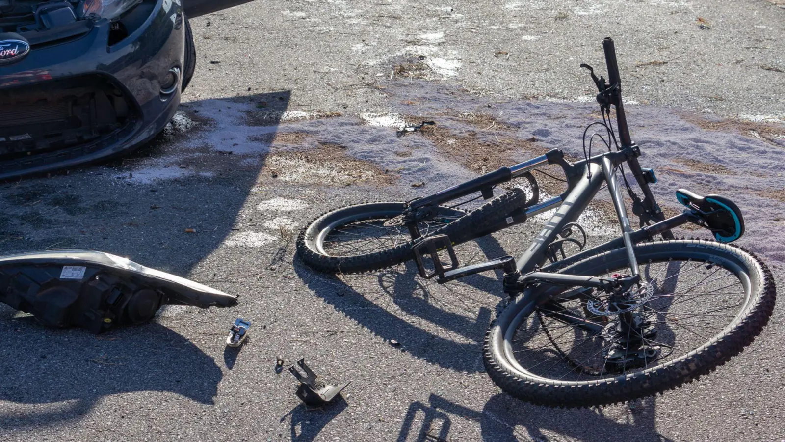 Zu einem Fahrradunfall kam es am Dienstagmorgen: Eine 13-Jährige stieß dabei mit dem VW Polo einer 84-Jährigen zusammen.  (Symbolbild: Wisberger/EinsatzReport24/dpa)