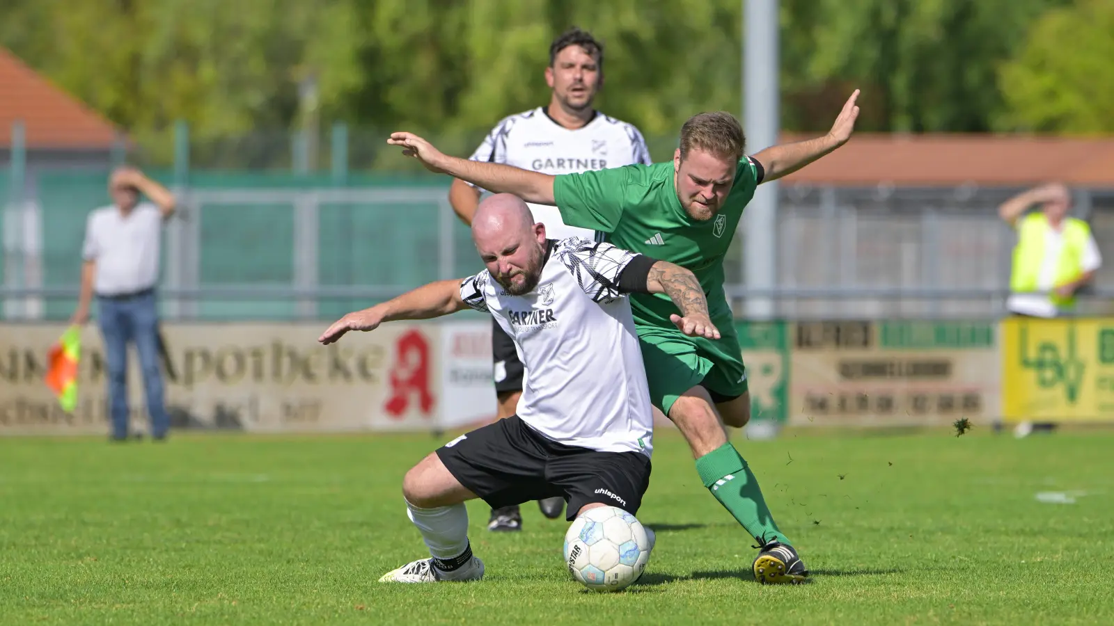 Niedergerungen: Der TSV Schnelldorf mit Marvin Trump (grünes Trikot) gewann gegen Erzberg-Wörnitz (vorn Artur Brubach) knapp. (Foto: Martin Rügner)