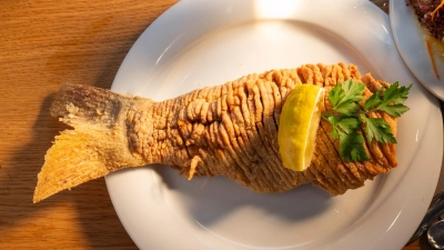 Das gebackene Karpfenfilet. Eines der Gerichte, für die der Landkreis bekannt und einzigartig ist, aufgenommen im Neustädter Gasthaus zur Sonne. (Foto: Andreas Riedel)