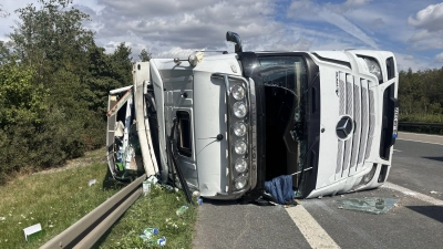 Ein mit Milch beladener Sattelzug ist auf Autobahn A6 bei Aurach umgekippt. (Symbolbild: NEWS5 / Kevin Weddig)