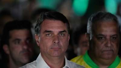 Flávio Bolsonaro hat seine Nachricht an die Brasilianer korrigiert.  (Foto: Eraldo Peres/AP/dpa)